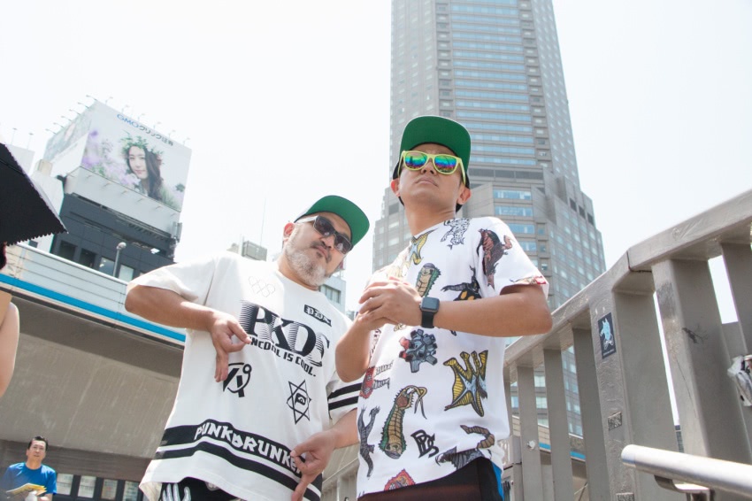 セルリアンタワーを背景に