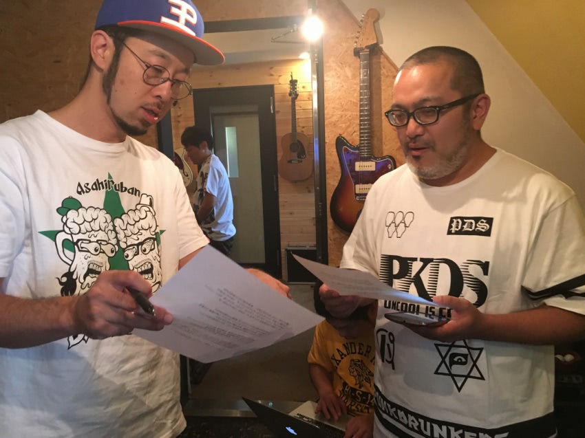 打ち合わせをする上鈴木(兄)さんとあんちぽ