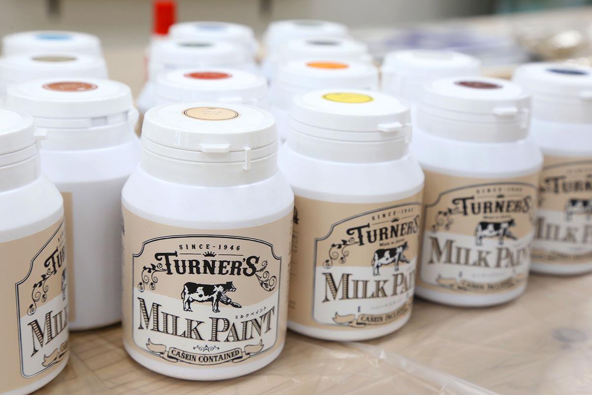 写真3. ミルクペイントのボトル