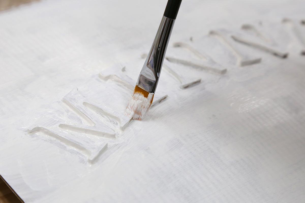 写真6. メッセージボードを塗る