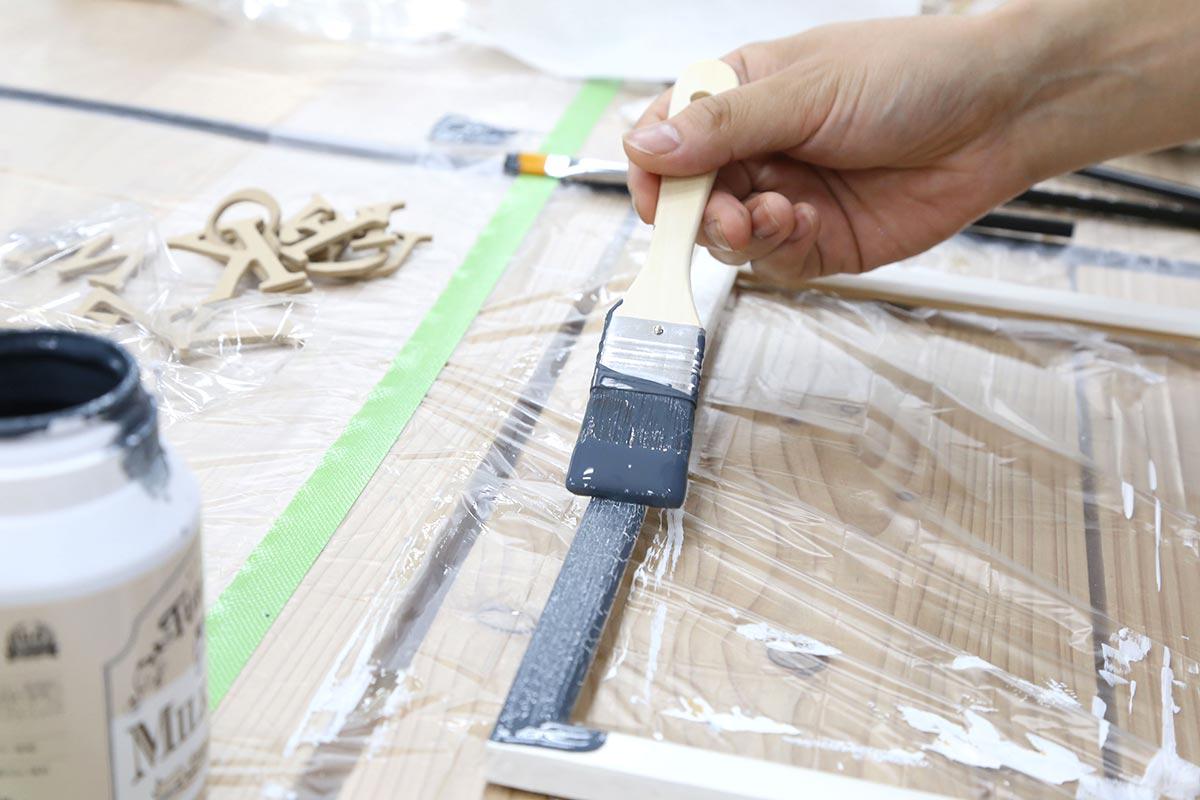 写真7. クラッキング・メディウムでひび割れ加工