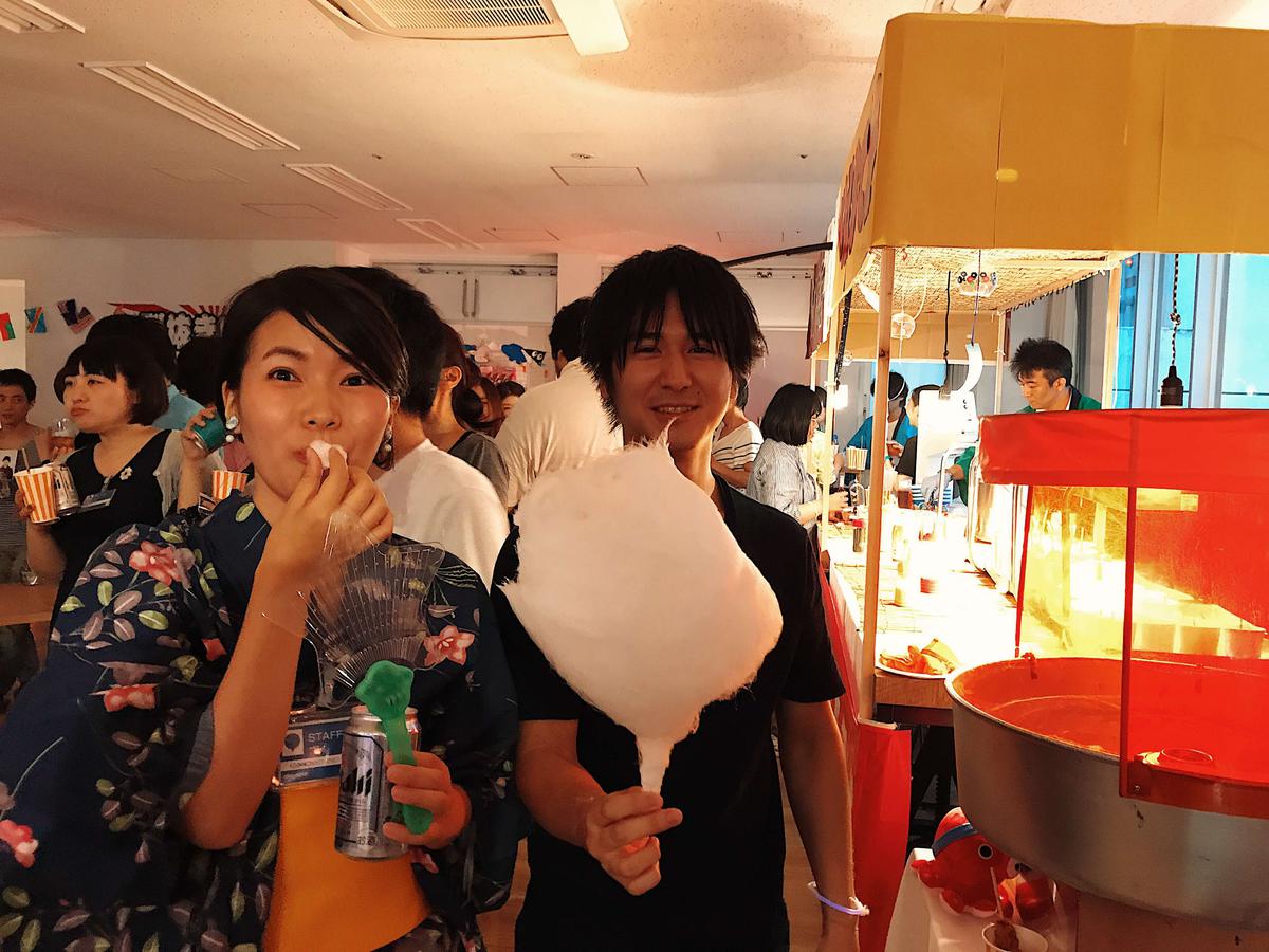 綿菓子を食べる二人