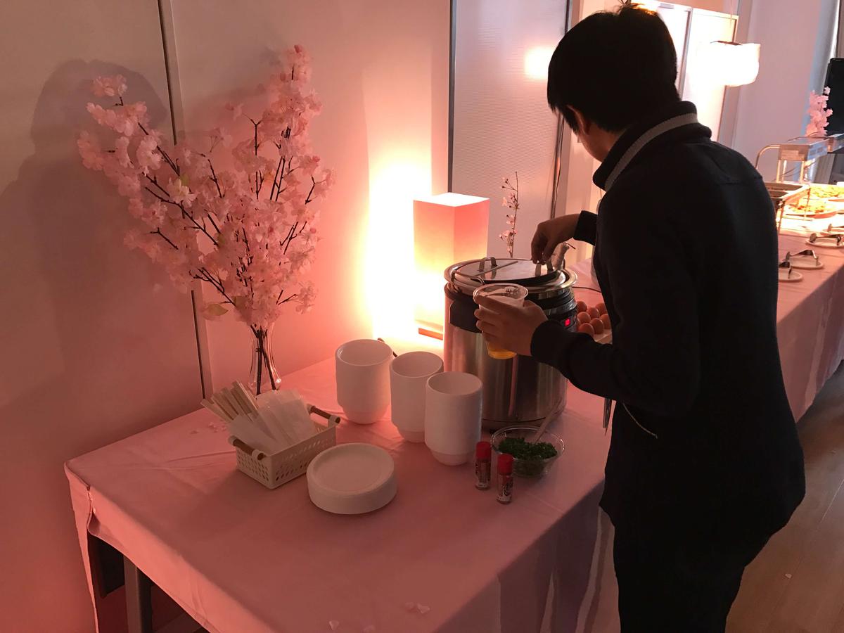 テーブルとランタンの様子