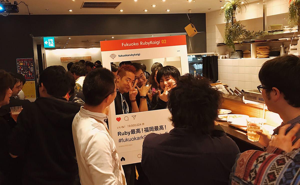 フォトフレームを使って写真を撮っている様子