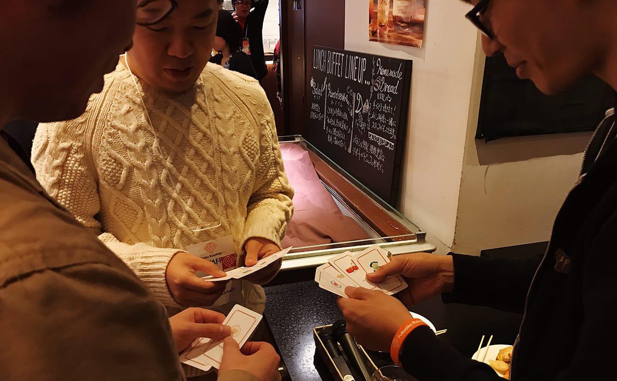 カード交換する様子