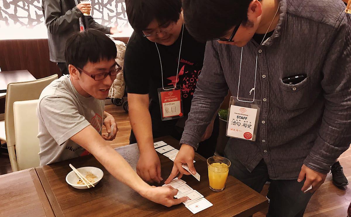 カードのGemに関し議論する様子