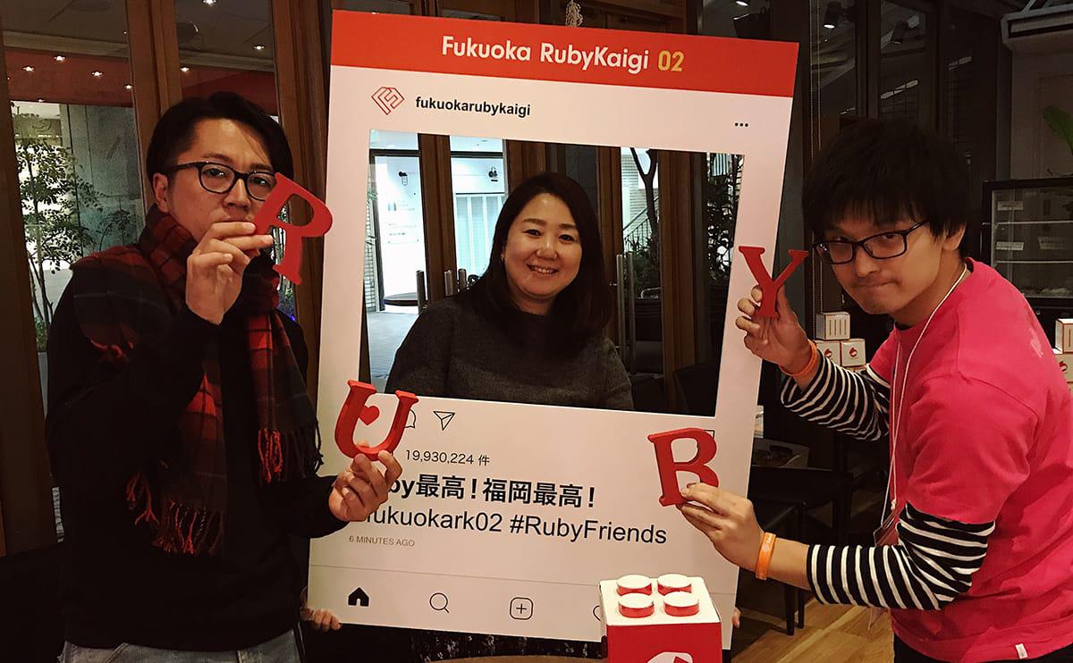 フォトフレーム、Rubyの木文字などの小物を総動員した記念写真