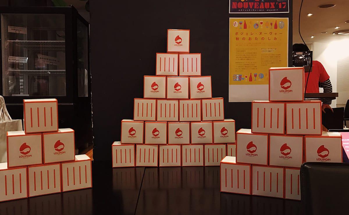 商品のお菓子の詰まったコンテナが積み上がって飾ってある写真