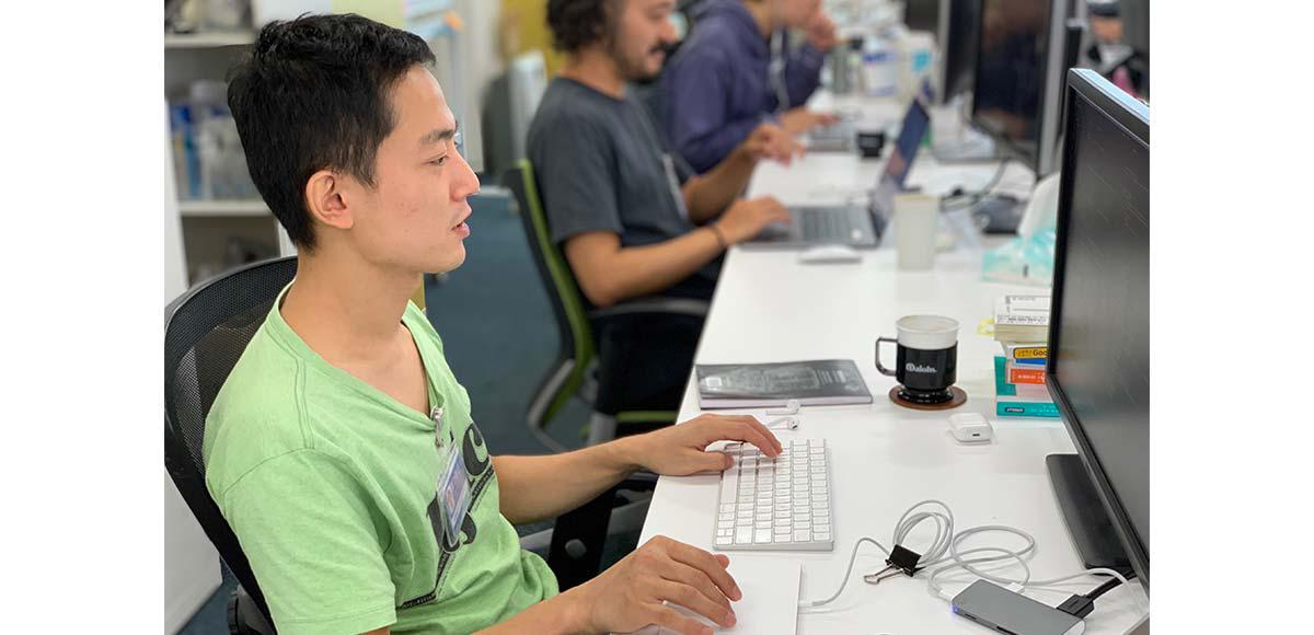 パソコンで作業するよしろーさん