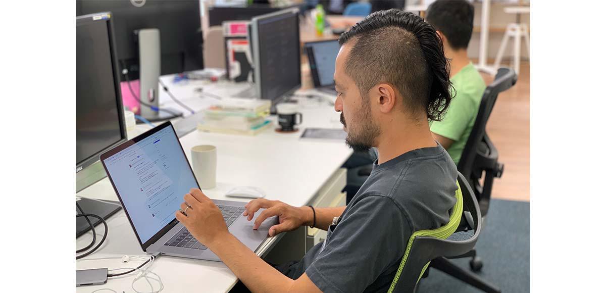 パソコンで作業するひさとめさん