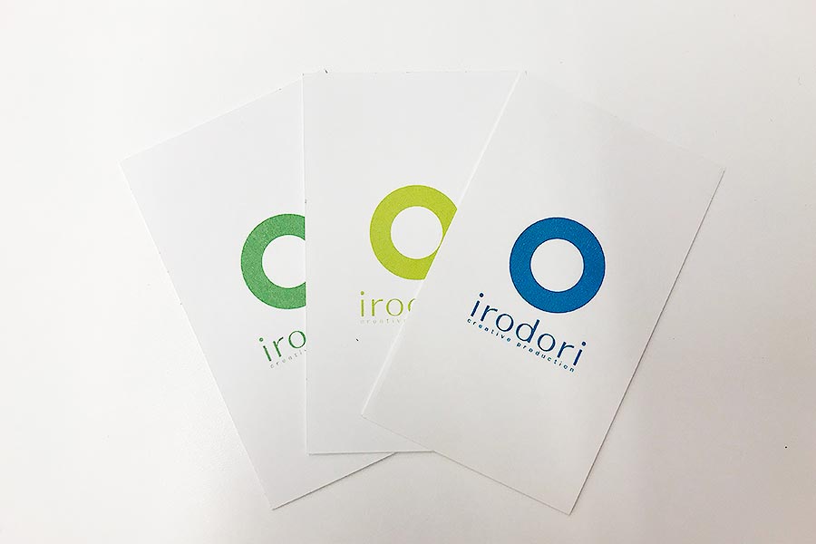 社員毎に色が違う名刺。さすが広告制作会社！