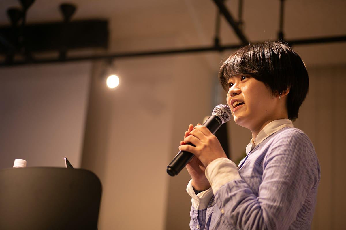 壇上でプレゼンする@mrkmrk_