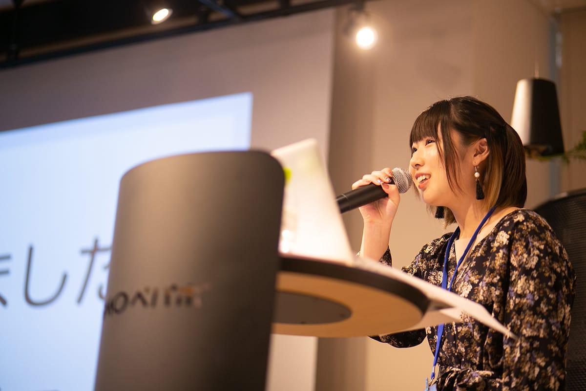 壇上でプレゼンする@shiramizu_mai