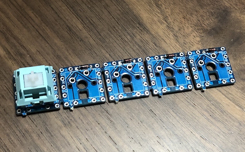 ダイオードとスイッチを無限の可能性に半田付けした様子