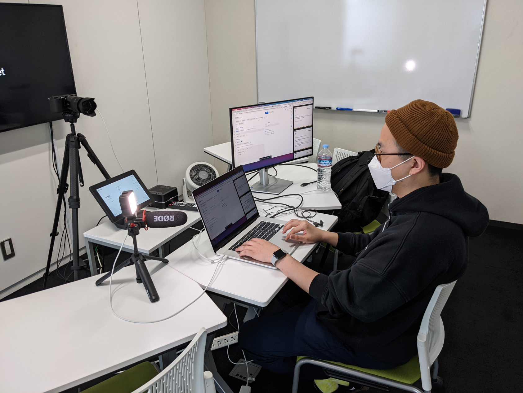 撮影本番の様子。オフィスにて。