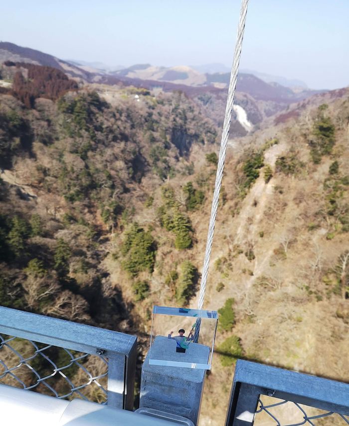 つり橋からの絶景とアクリルブロック