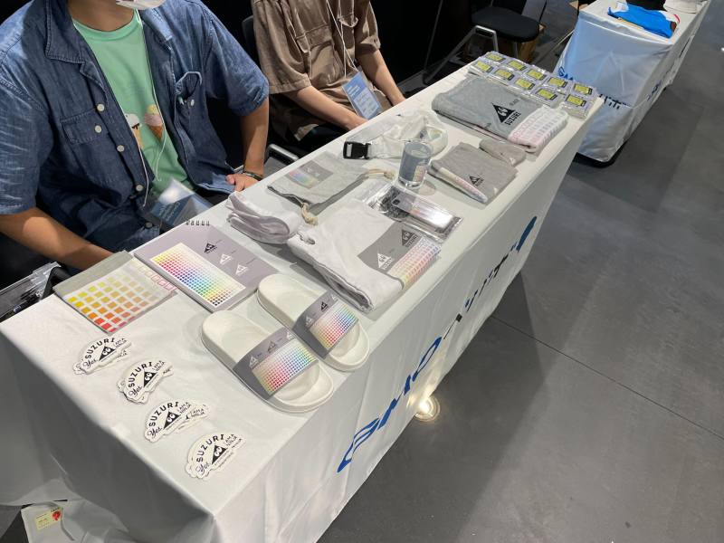 ペパボが出展したブースの様子。帽子やスリッパ、TシャツなどSUZURIの定番のアイテムを展示しました。