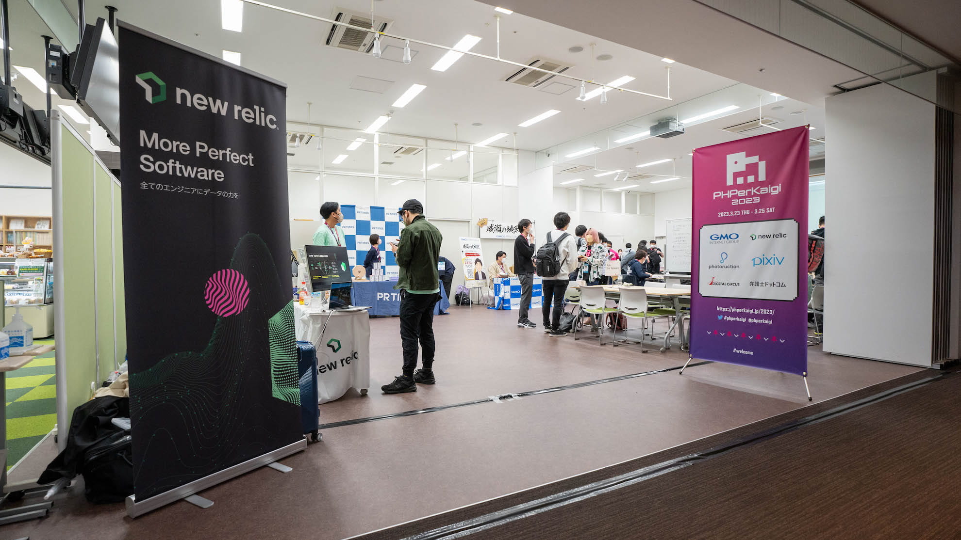 会場全体はいくつかのトラックに分かれており、トラックCでは、GMOインターネットグループ以外にも複数の企業ブースや即興発表の場であるアンカンファレンス会場が集まっており、賑わいを見せていました。