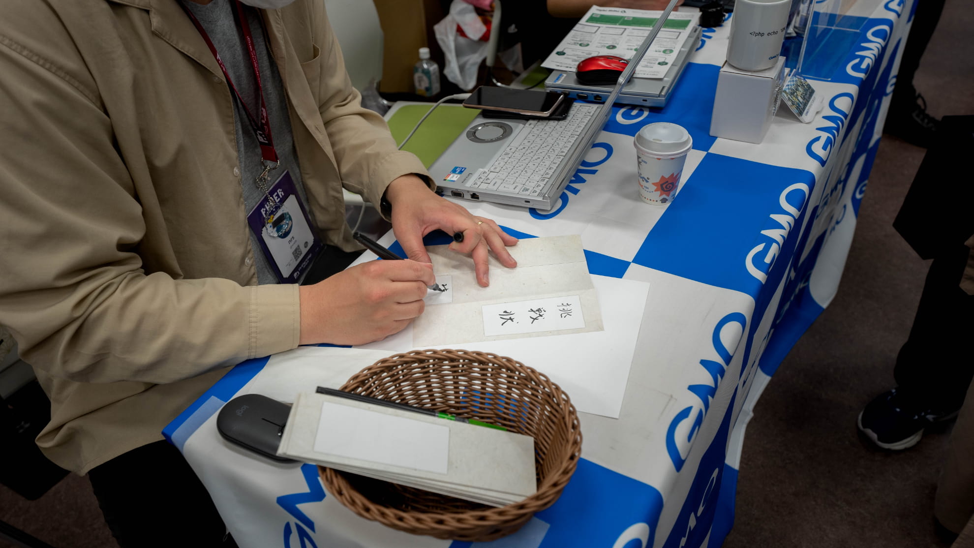 ブースでは、ブースに訪れた方へお渡しする挑戦状の表紙一枚一枚に、その場で成瀬が「挑戦状」と手書きしていました。