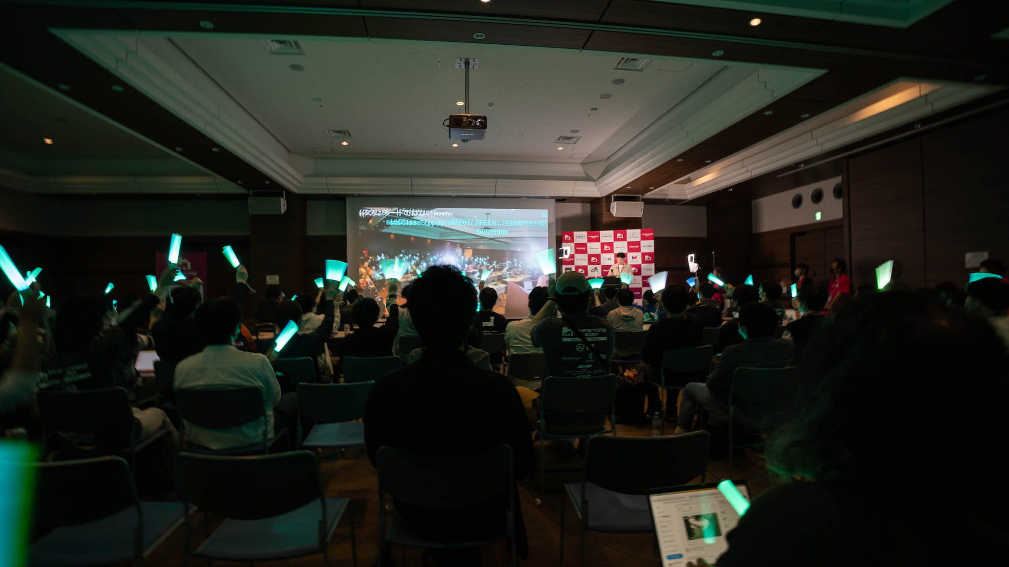 発表会場は照明が暗くなり、登壇者にはライトが当てられていました。特にLTの時間は、聴講者のもつペンライトも輝いており、会場全体の一体感が感じられました。