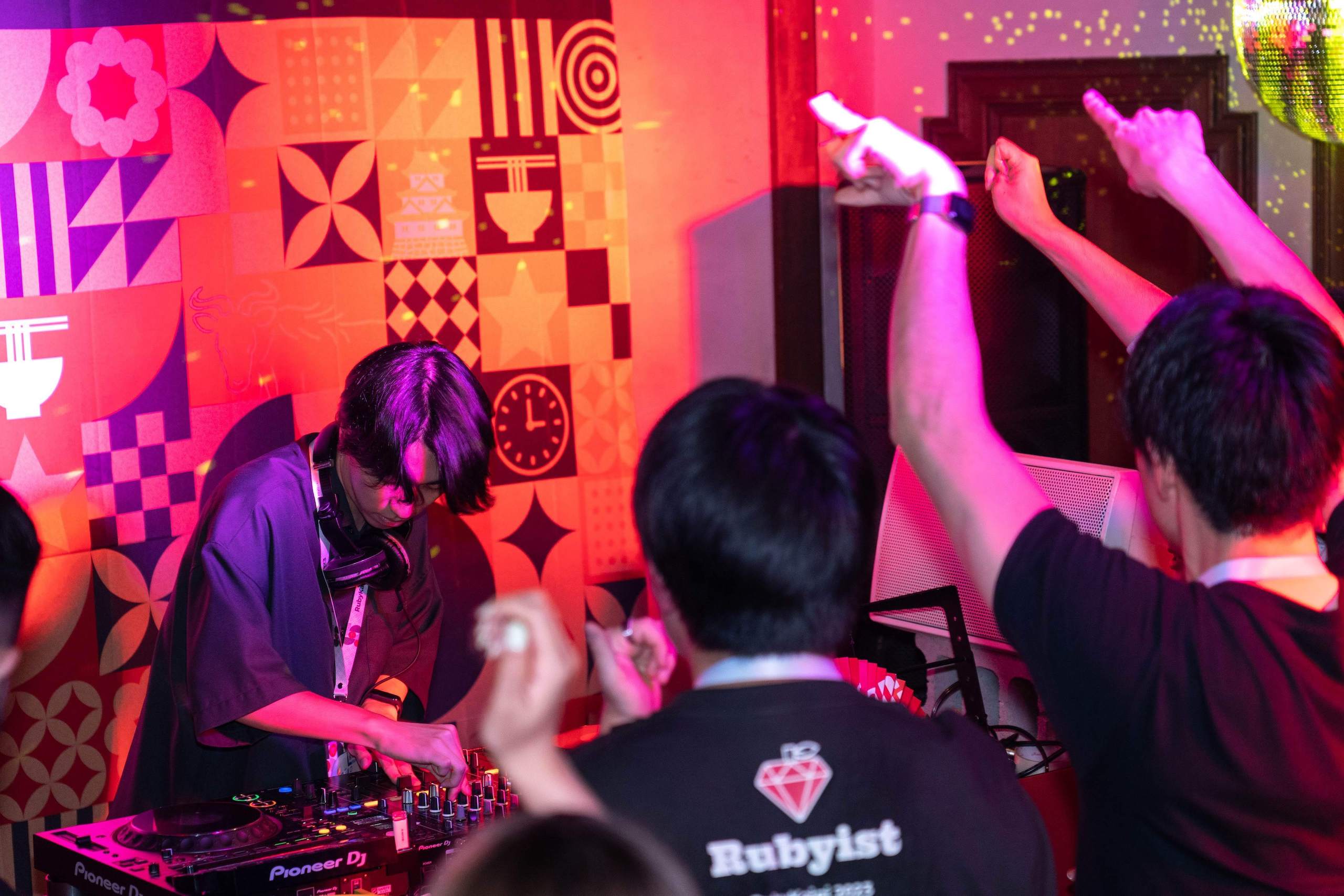 keigoがDJをしている様子。盛り上がってる。