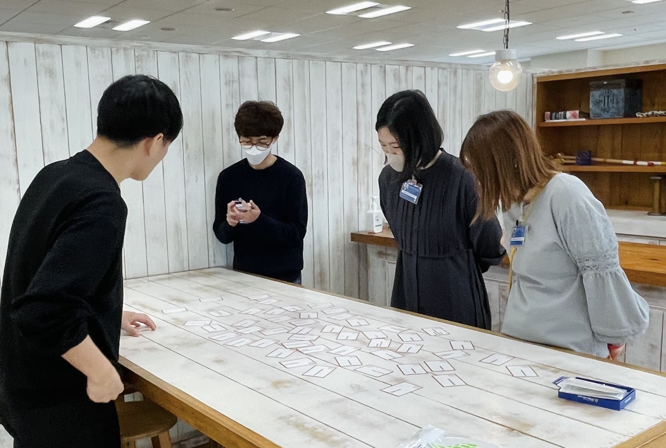 オフィスでRubyメソッドかるたをしている様子