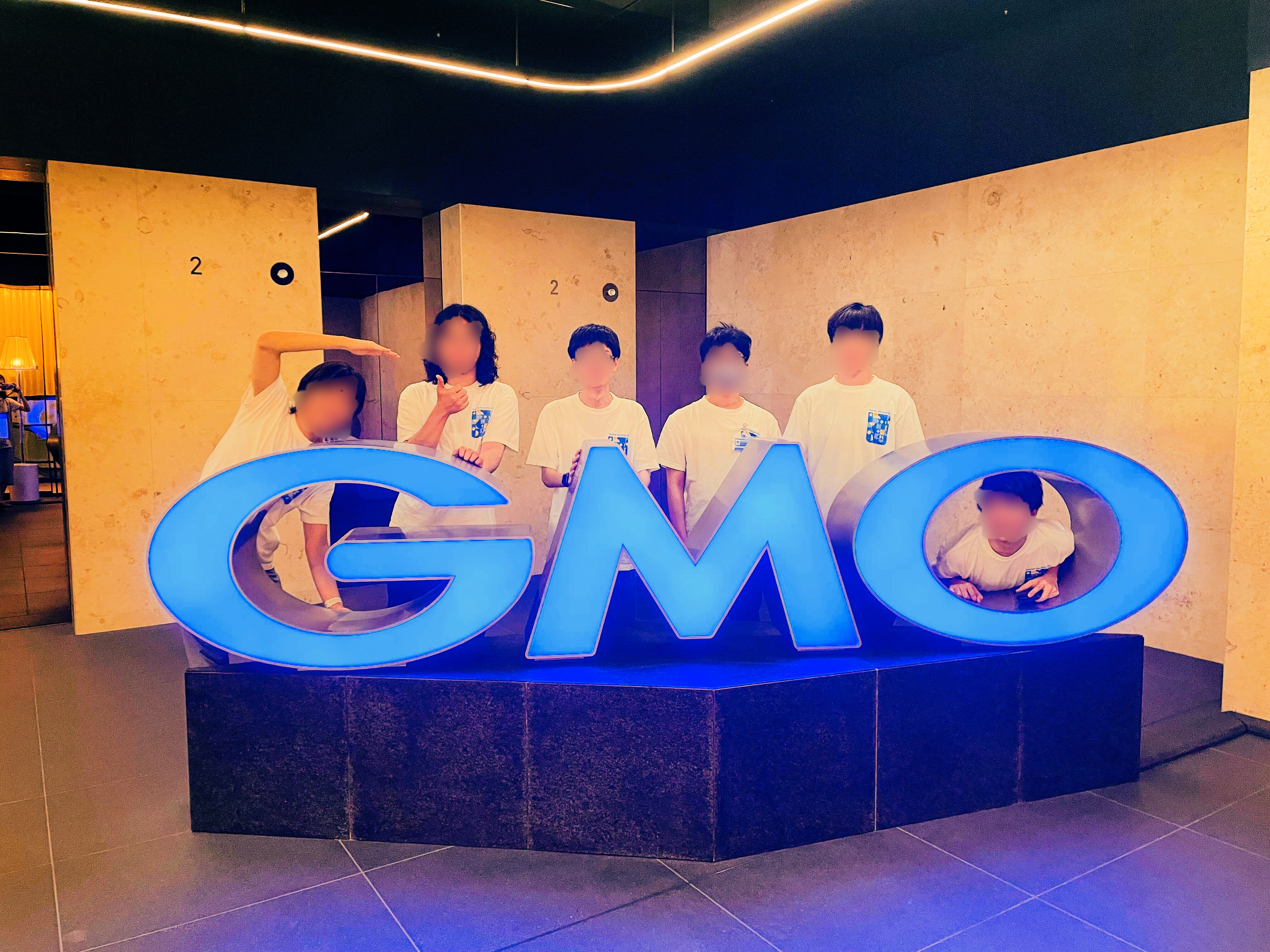 大きなGMOロゴの前で記念撮影