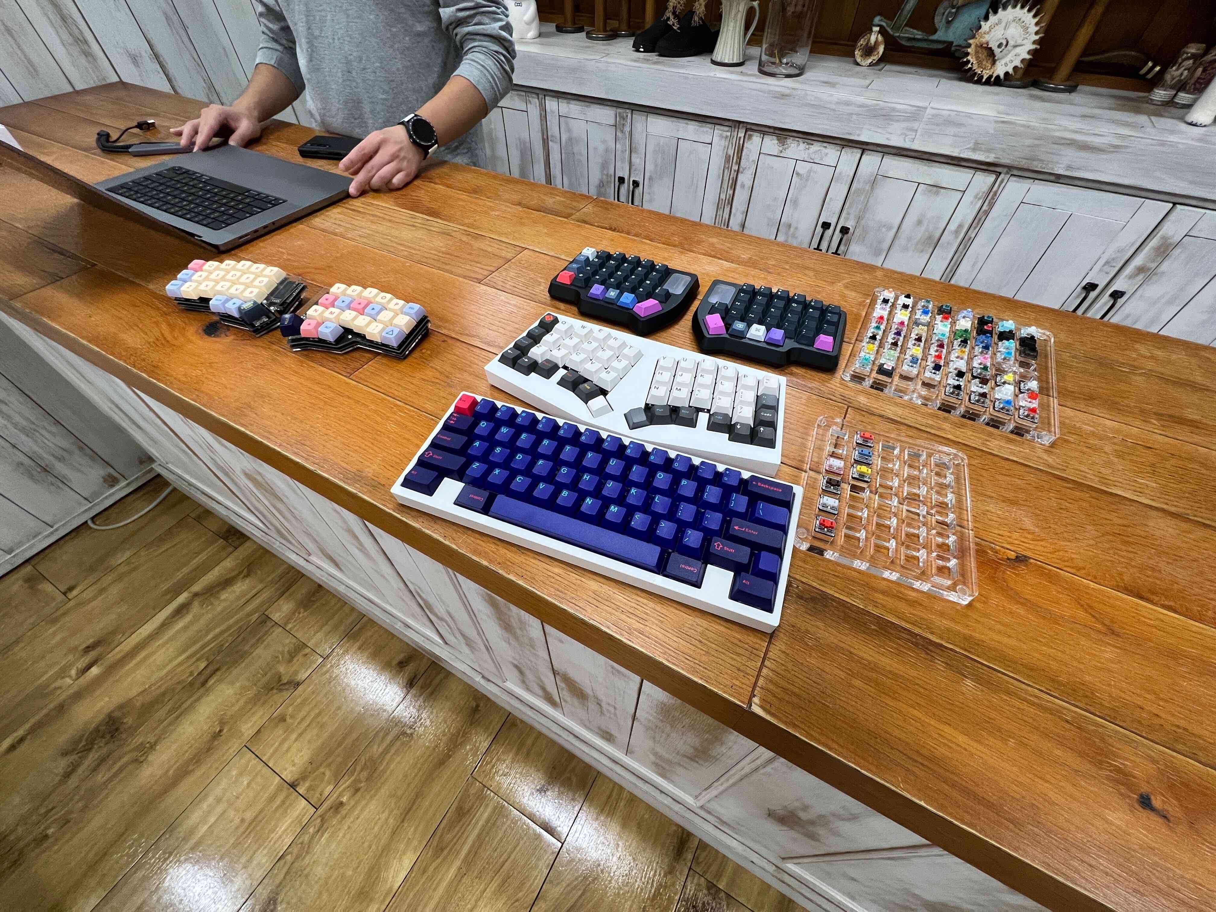 フリースペースに並べられたキーボード