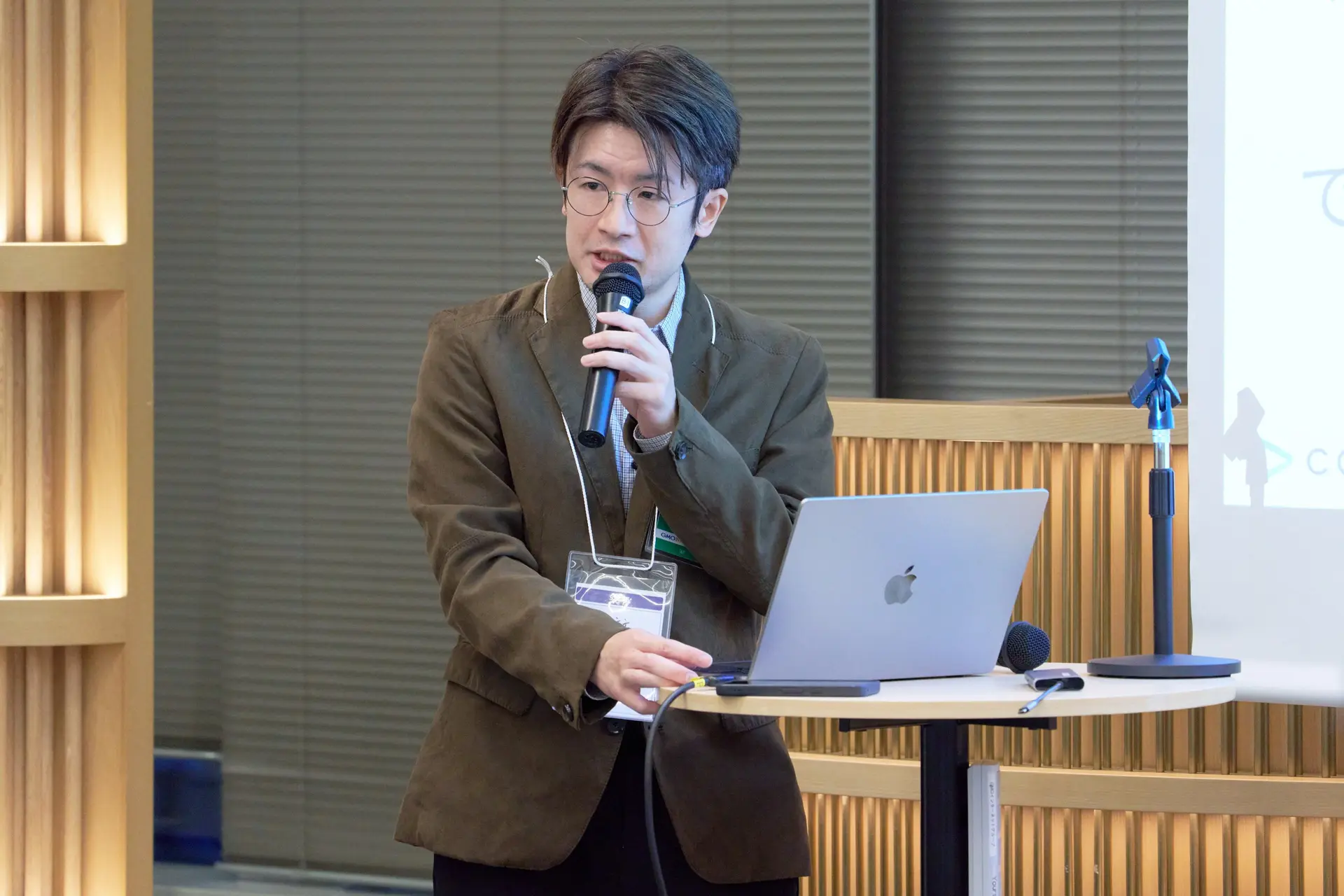 カバー株式会社 諏訪氏による「手戻りの少ない開発を目指してスクラムでやっていること」の発表風景